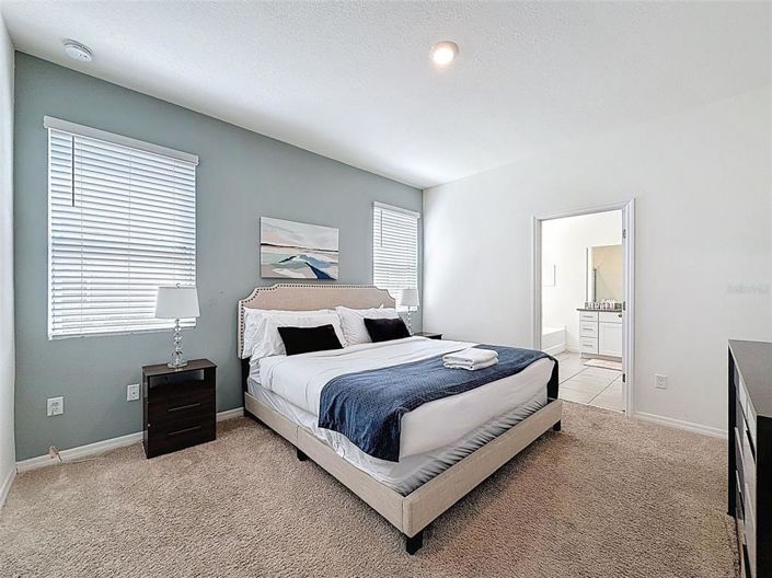 Image No.17-7 Bed Property for sale