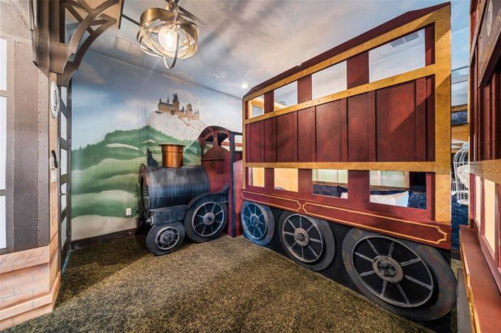 Image No.13-10 Bed Property for sale