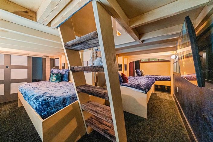 Image No.15-10 Bed Property for sale