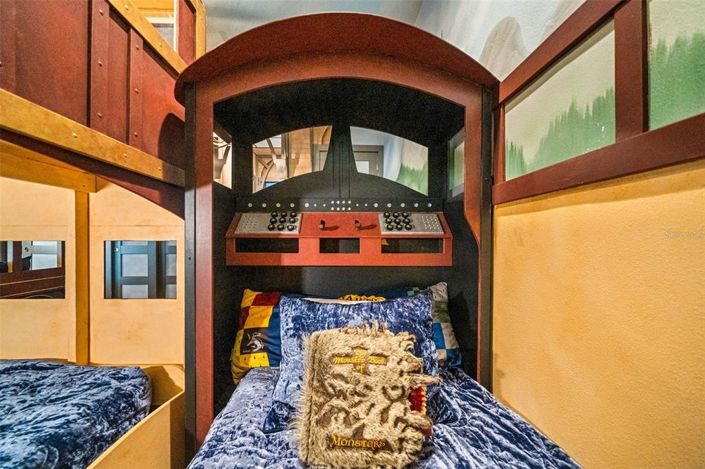 Image No.16-10 Bed Property for sale