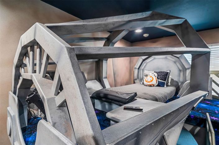 Image No.18-10 Bed Property for sale