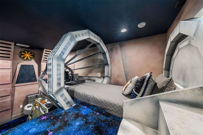 Image No.19-10 Bed Property for sale