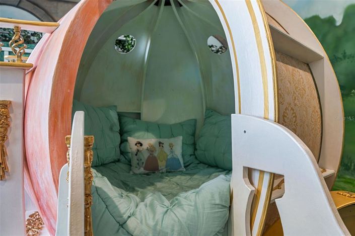 Image No.22-10 Bed Property for sale