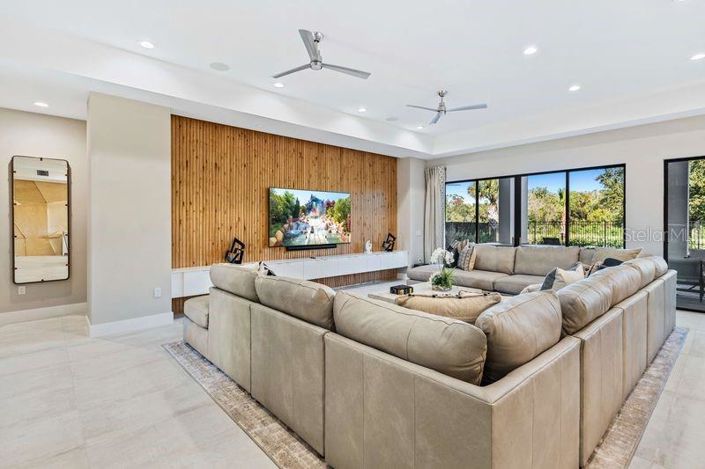 Image No.24-10 Bed Property for sale