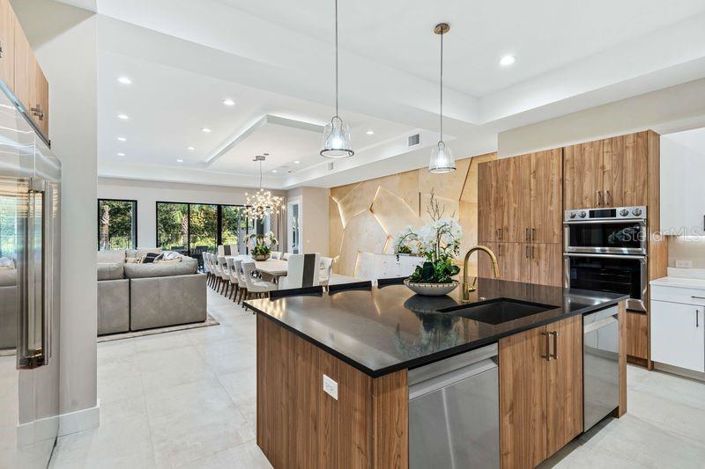 Image No.25-10 Bed Property for sale