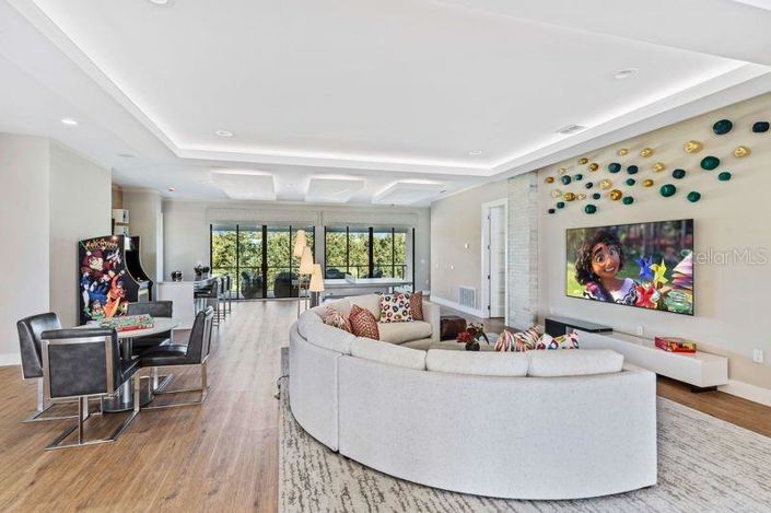 Image No.32-10 Bed Property for sale