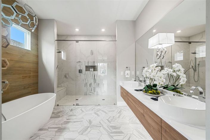 Image No.52-10 Bed Property for sale