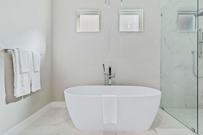 Image No.53-10 Bed Property for sale