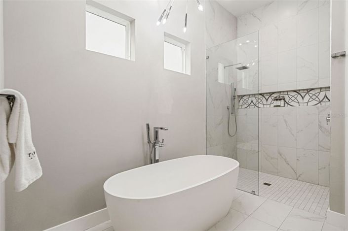 Image No.54-10 Bed Property for sale