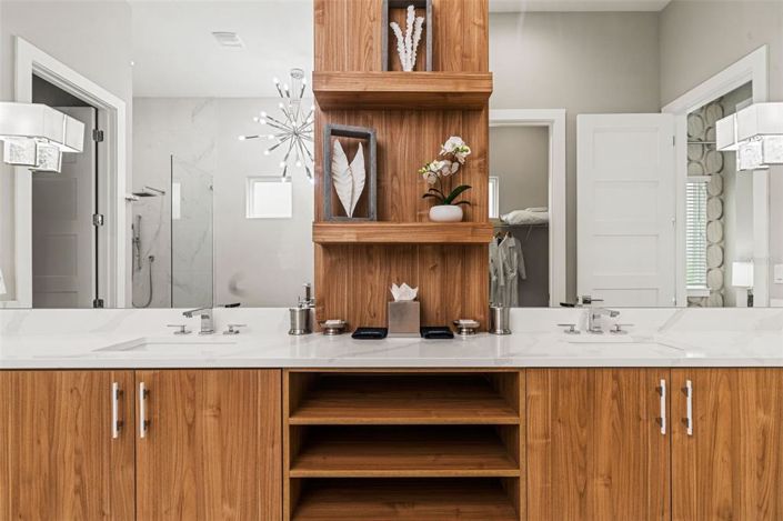 Image No.57-10 Bed Property for sale