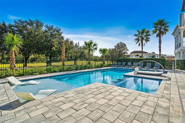 Image No.76-10 Bed Property for sale