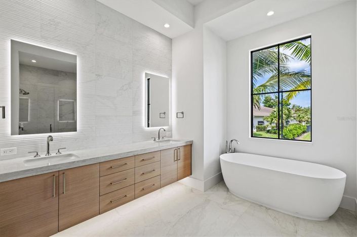 Image No.40-4 Bed Property for sale