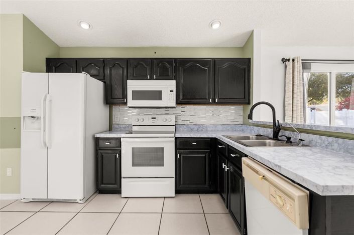 Image No.19-3 Bed Property for sale