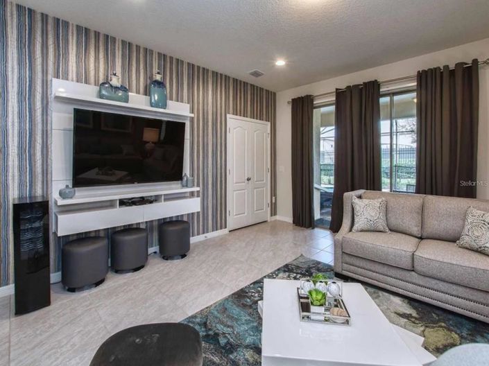 Image No.10-6 Bed Property for sale