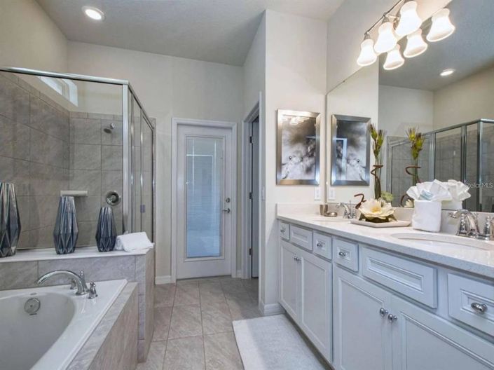 Image No.8-6 Bed Property for sale