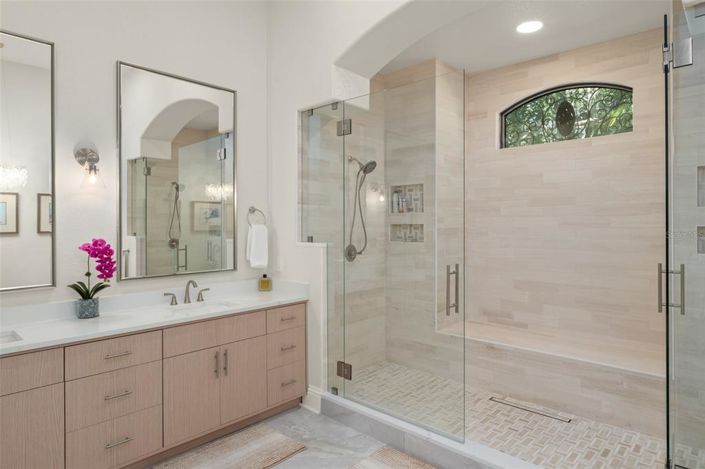 Image No.29-5 Bed Property for sale