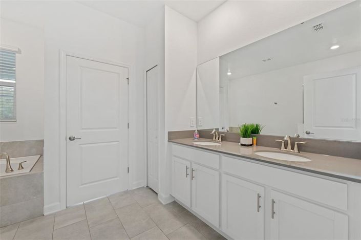 Image No.12-9 Bed Property for sale