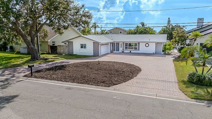 Image No.1-4 Bed Property for sale