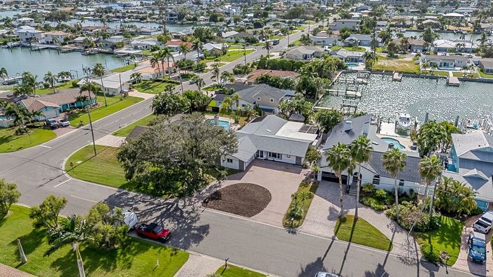 Image No.4-4 Bed Property for sale