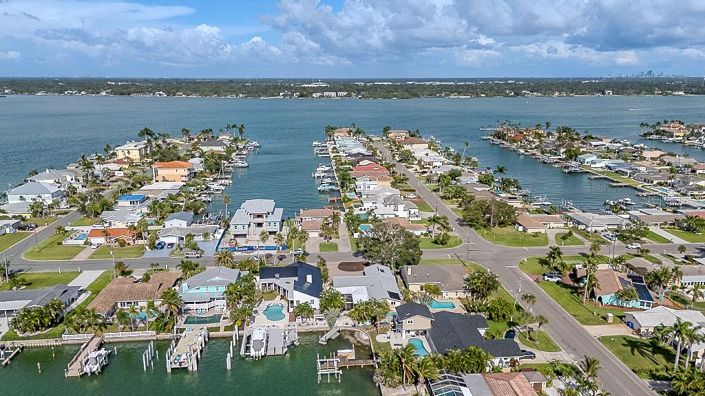 Image No.63-4 Bed Property for sale