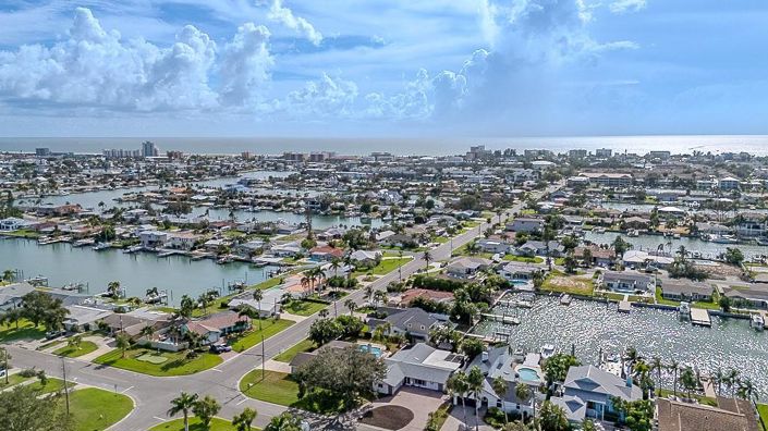 Image No.67-4 Bed Property for sale