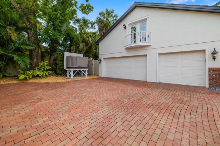 Image No.77-4 Bed Property for sale