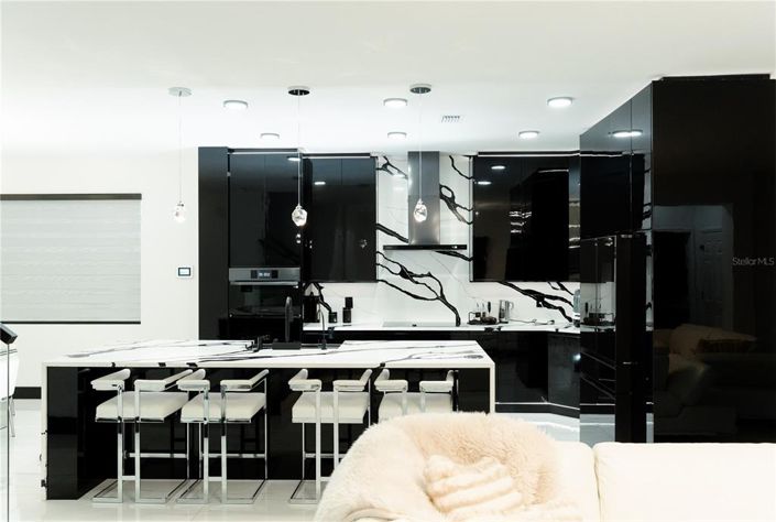 Image No.11-5 Bed Property for sale