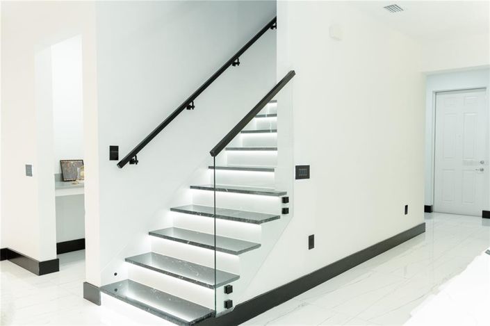 Image No.12-5 Bed Property for sale