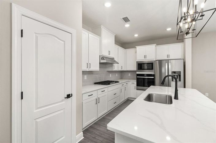 Image No.3-6 Bed Property for sale