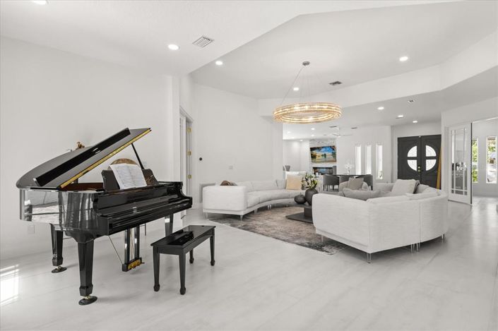 Image No.16-5 Bed Property for sale