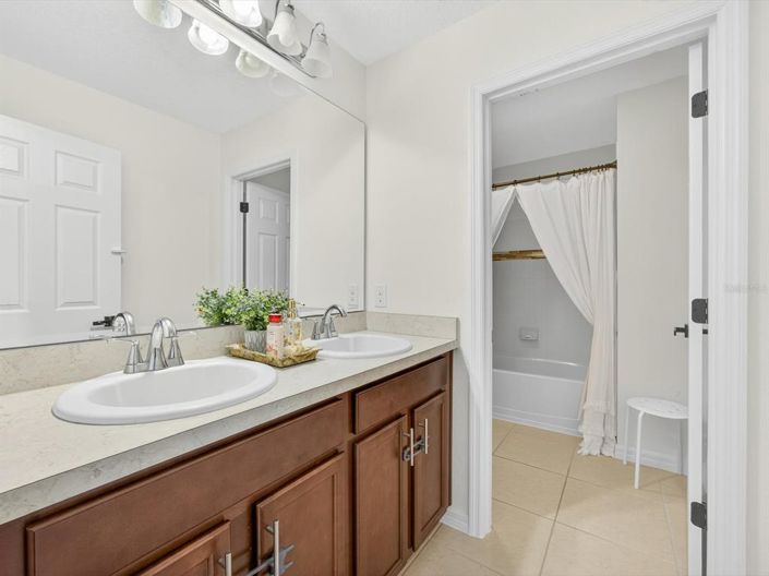 Image No.23-5 Bed Property for sale