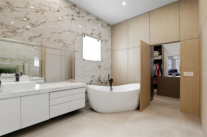 Image No.28-5 Bed Property for sale