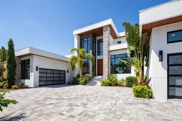 Image No.4-4 Bed Property for sale