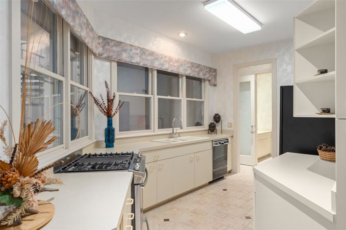 Image No.37-5 Bed Property for sale