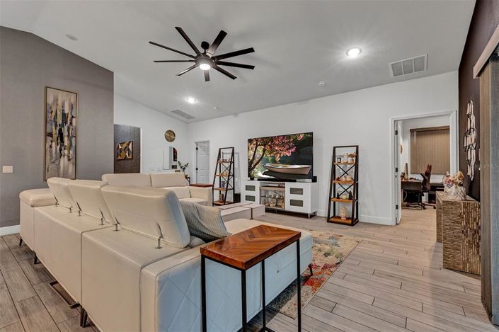 Image No.17-4 Bed Property for sale