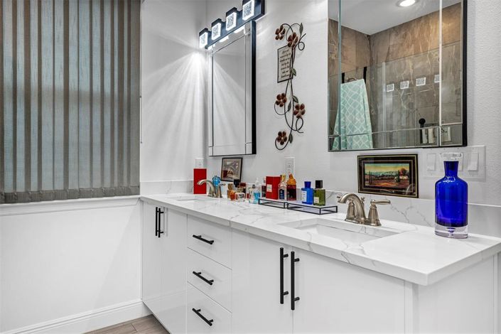 Image No.30-4 Bed Property for sale