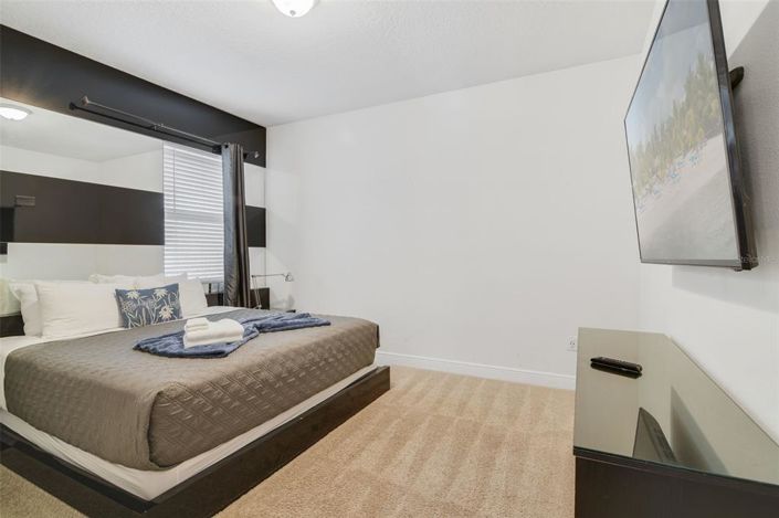 Image No.10-8 Bed Property for sale