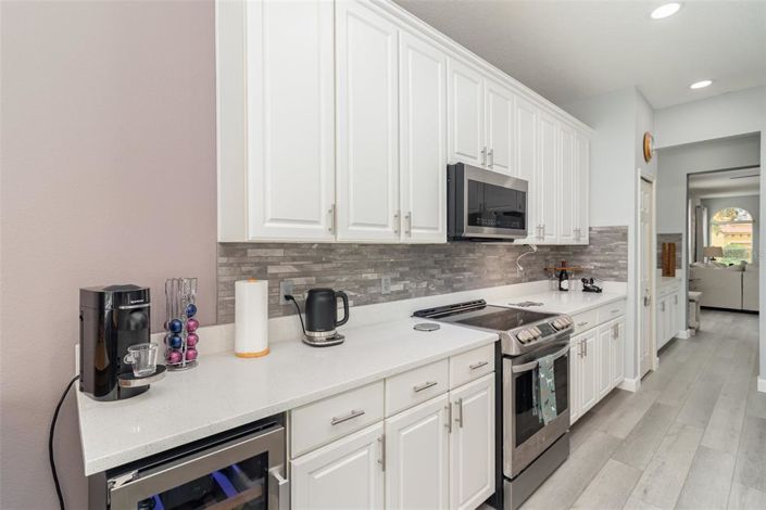 Image No.10-6 Bed Property for sale