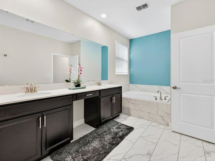 Image No.25-5 Bed Property for sale