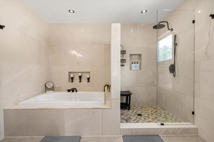 Image No.28-5 Bed Property for sale