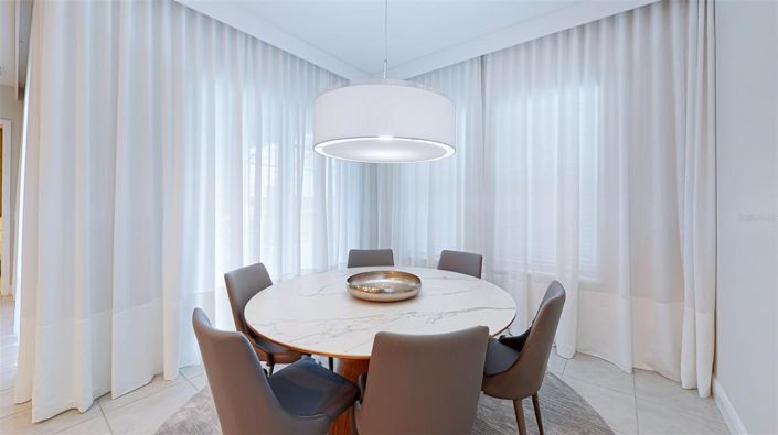 Image No.17-5 Bed Property for sale