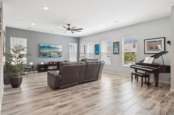 Image No.27-5 Bed Property for sale