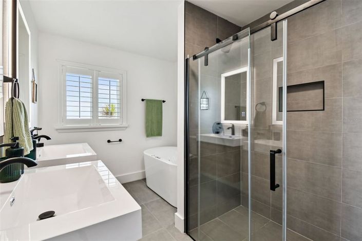 Image No.15-4 Bed Property for sale