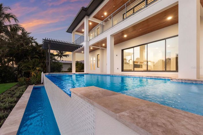 Image No.67-4 Bed Property for sale