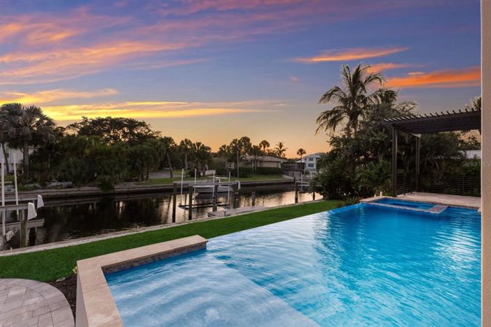 Image No.68-4 Bed Property for sale