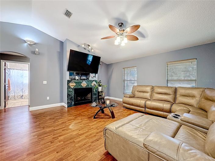 Image No.19-3 Bed Property for sale