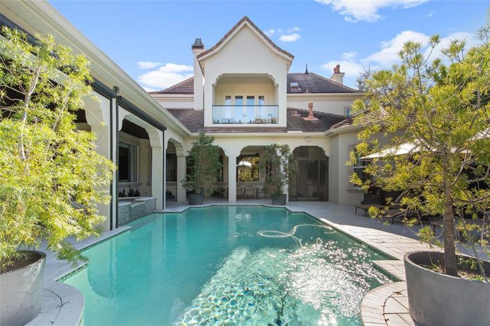 Image No.10-5 Bed Property for sale