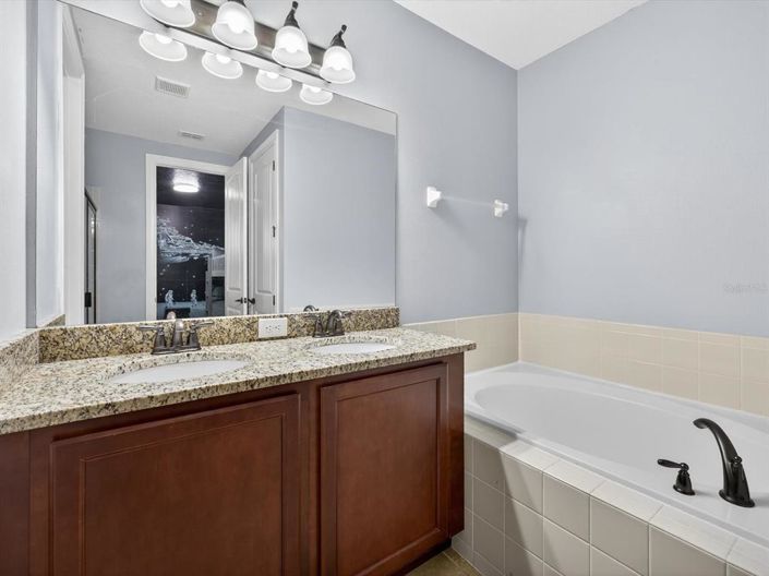 Image No.43-10 Bed Property for sale