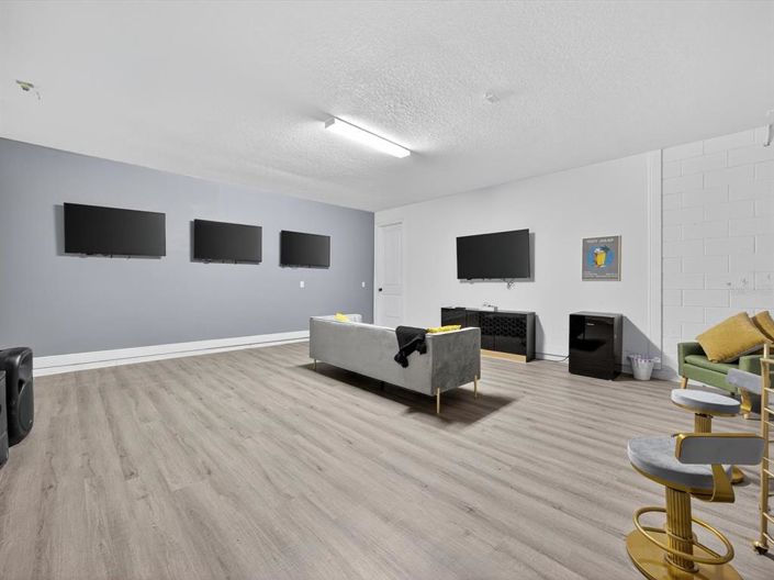 Image No.53-10 Bed Property for sale