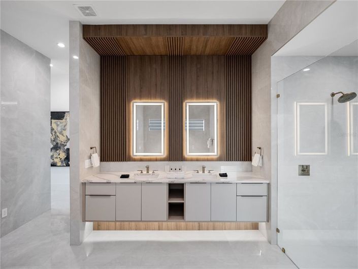 Image No.20-11 Bed Property for sale